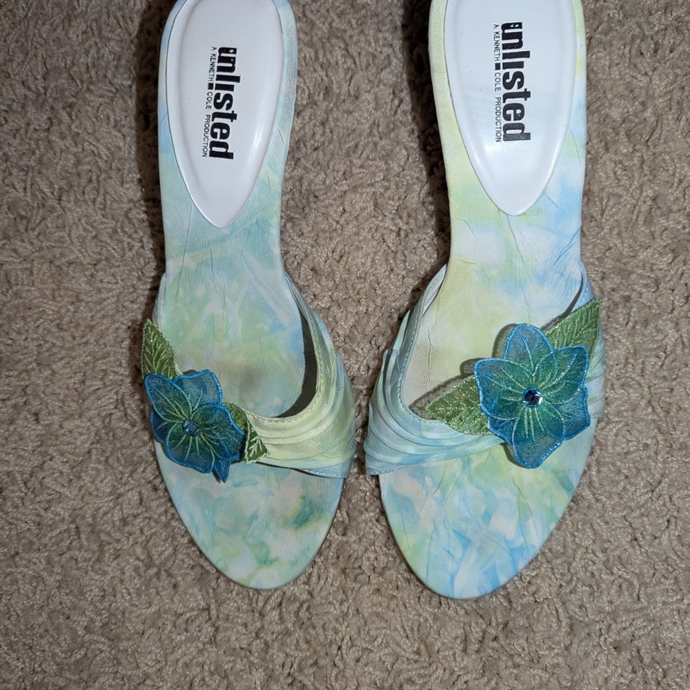 Size 8 dressy open toed sandals with flower detail